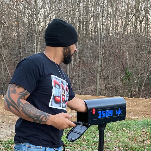 New Unisex tee “ Lips, bullet, money, lips” 👄 💵 - Picture 6 of 6